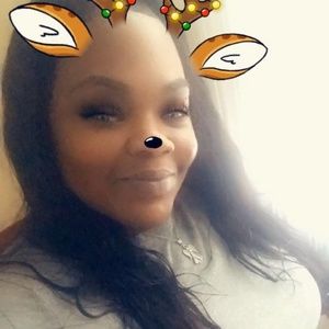 Meet your Posher, Dee-dee